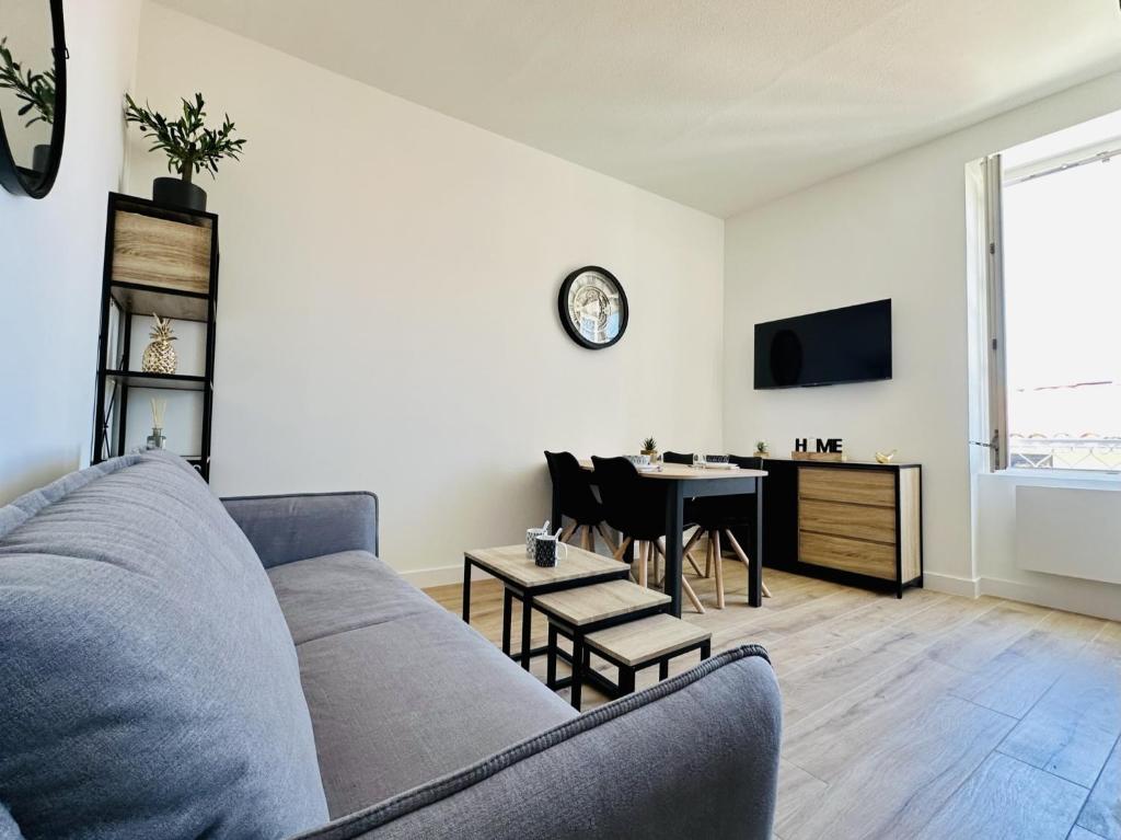 un salon avec un canapé et une table dans l'établissement Studio rénove et idéalement situé dans le centre des Sables dOlonne 2 pers, à Les Sables-dʼOlonne