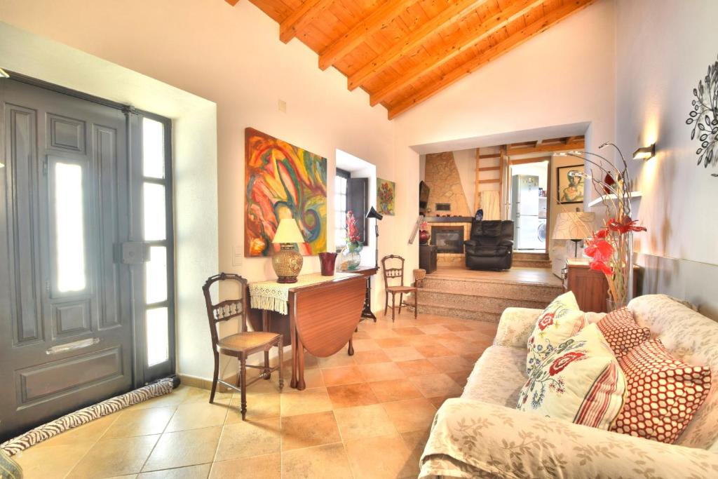 a living room with a couch and a table at BeGuest Alcantarilha Family Home in Alcantarilha