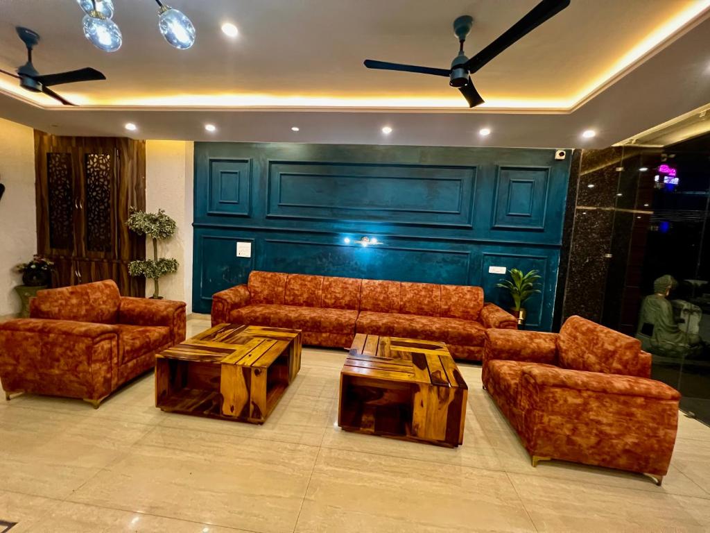 Posezení v ubytování Hotel Ganges Blossam, Haridwar - Mountain View with open Rooftop Cafe