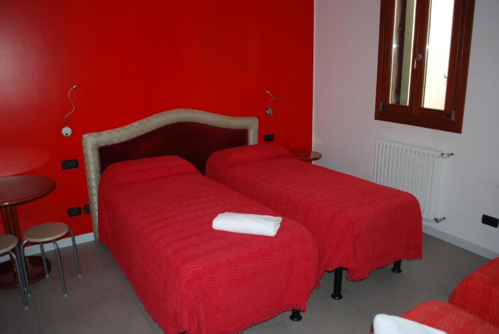 Una cama o camas en una habitación de Hotel San Geremia