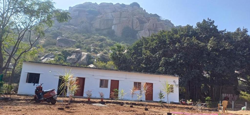 Nespecifikovaný výhled na hory nebo výhled na hory při pohledu z hostelu