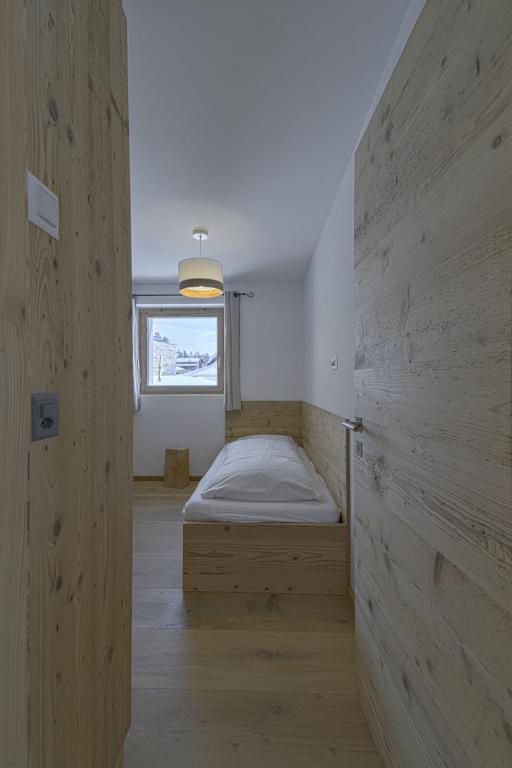 Postel nebo postele na pokoji v ubytování Chesa Muntanella - Samedan
