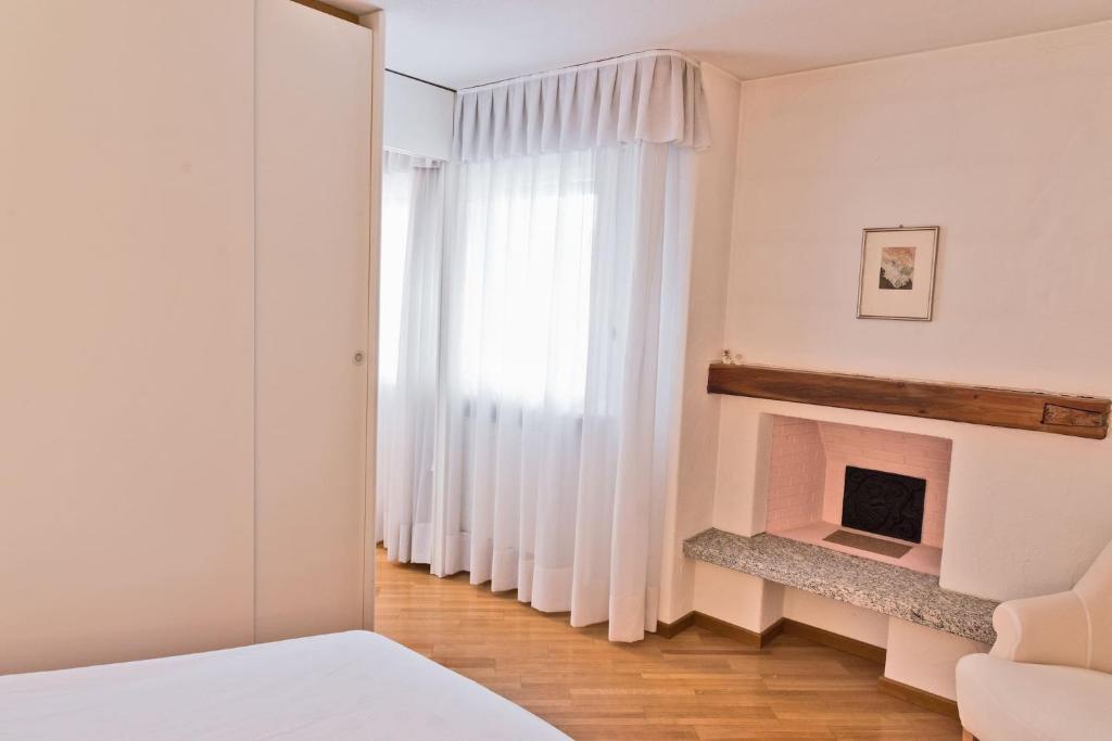 Postel nebo postele na pokoji v ubytování Chesa Dmuretta - Madulain