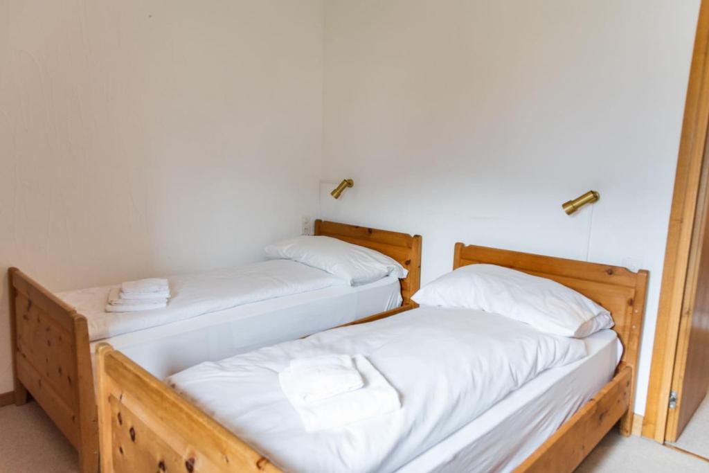 Postel nebo postele na pokoji v ubytování Chesa Sarvit - Celerina