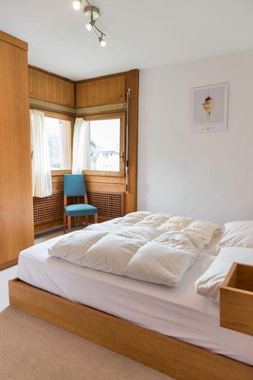 Postel nebo postele na pokoji v ubytování Chesa Sarvit - Celerina