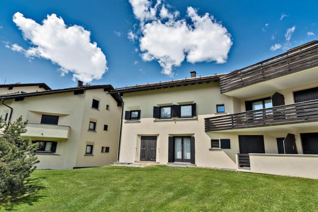 切勒里纳Chesa Chavriol 2 - Celerina的享有带庭院的建筑的外部景色