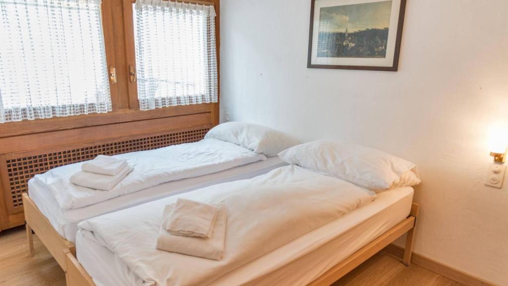 Postel nebo postele na pokoji v ubytování Chesa Sarvit - Celerina
