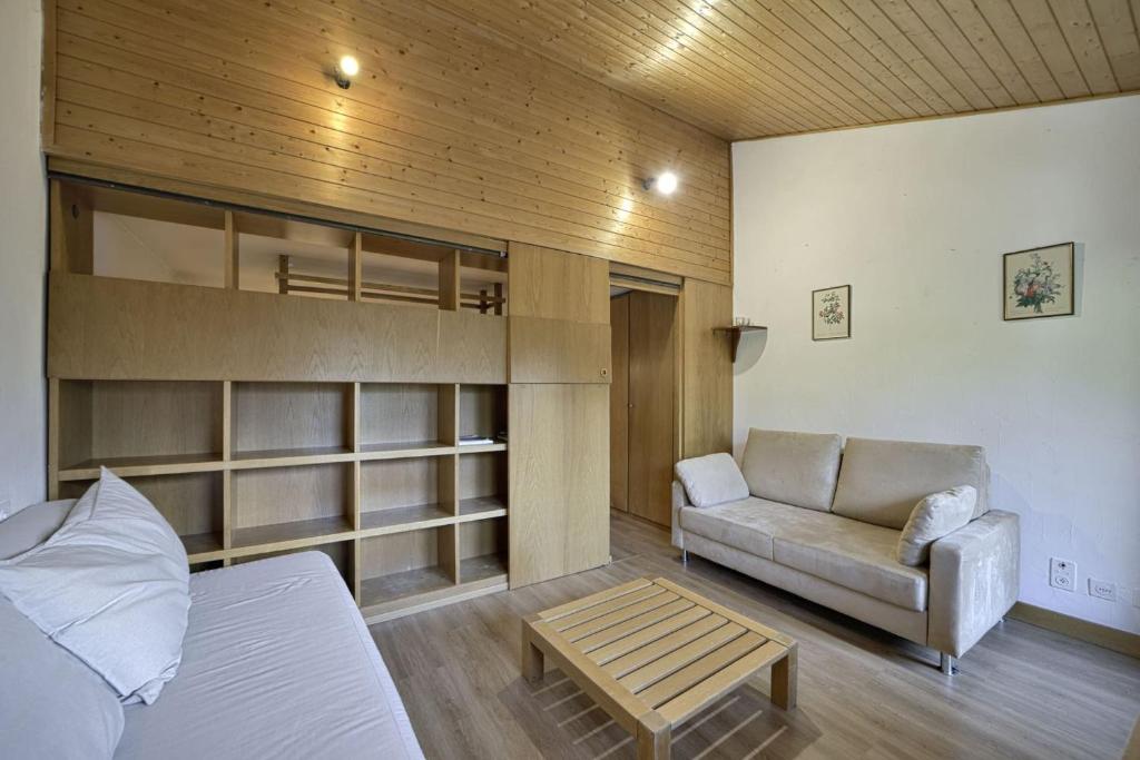 Postel nebo postele na pokoji v ubytování Chesa Sarvit - Celerina