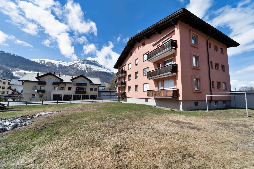 un grande edificio con un prato davanti di Chesa Charots - Celerina a Celerina