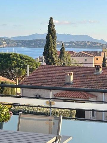 - un balcon offrant une vue sur une maison avec un toit dans l'établissement Agréable appartement vue mer à Bandol Piscine, à Bandol