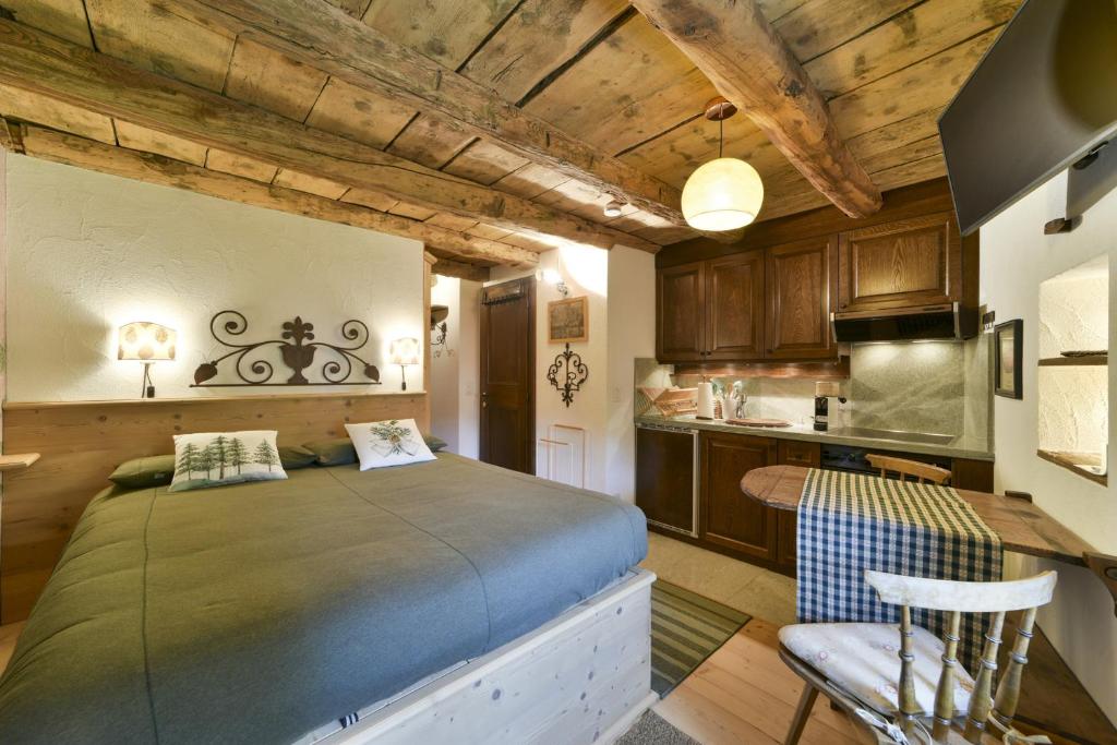una camera da letto con un letto grande e una cucina di Chesa Crasta - Celerina a Celerina