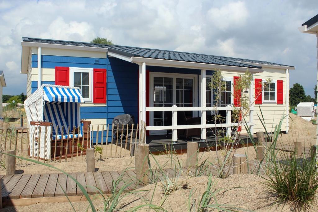 a blue and white tiny house on the beach at Strand 13 in Scharbeutz