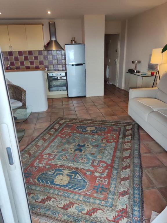 Kuchnia lub aneks kuchenny w obiekcie 2-room apartment with a magnificent view of the sea, in carqueiranne in the var, 12km from the isles de porquerolles boarding port – 2/4 people