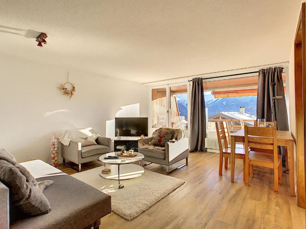 ein Wohnzimmer mit Sofa und Tisch in der Unterkunft Séracs 23 in Verbier