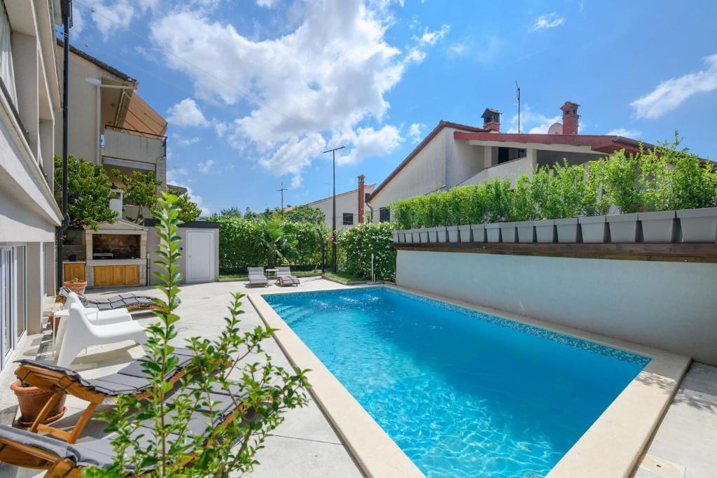 basen na podwórku domu w obiekcie Villa Monte Magno w Puli