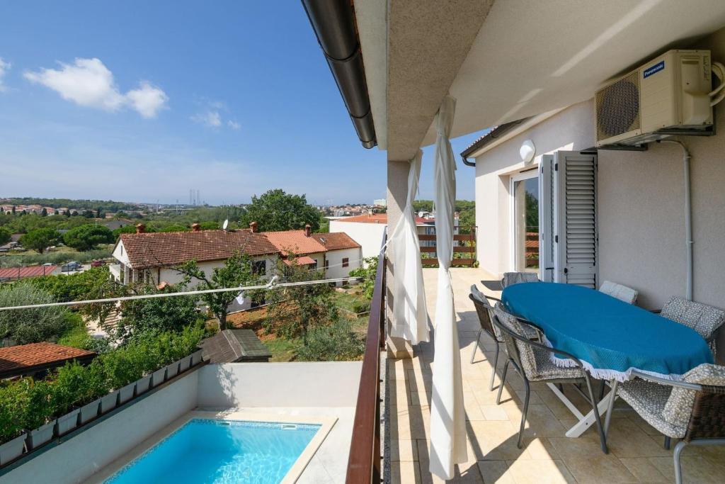 Basen w obiekcie Villa Monte Magno lub w pobliżu