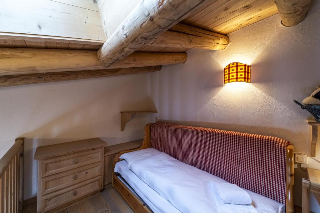 Postel nebo postele na pokoji v ubytování Chesa Champagna - Madulain