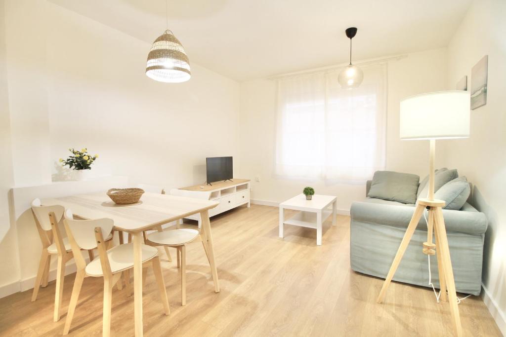 TV a/nebo společenská místnost v ubytování Mediterranean Way - August