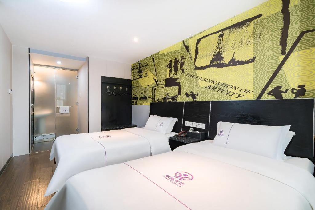Voodi või voodid majutusasutuse Yihai Cultural Hotel Coffee, fruits, snacks, a gym and a laundry room are provided for free in the lobby toas