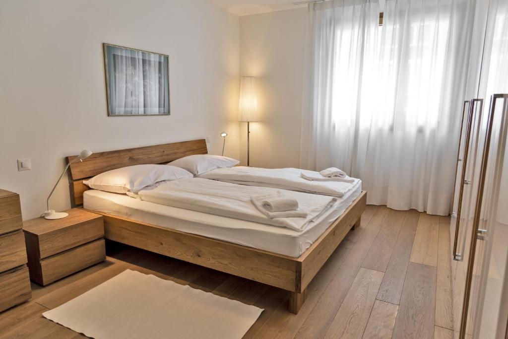 Postel nebo postele na pokoji v ubytování Chesa Chalavus - St. Moritz
