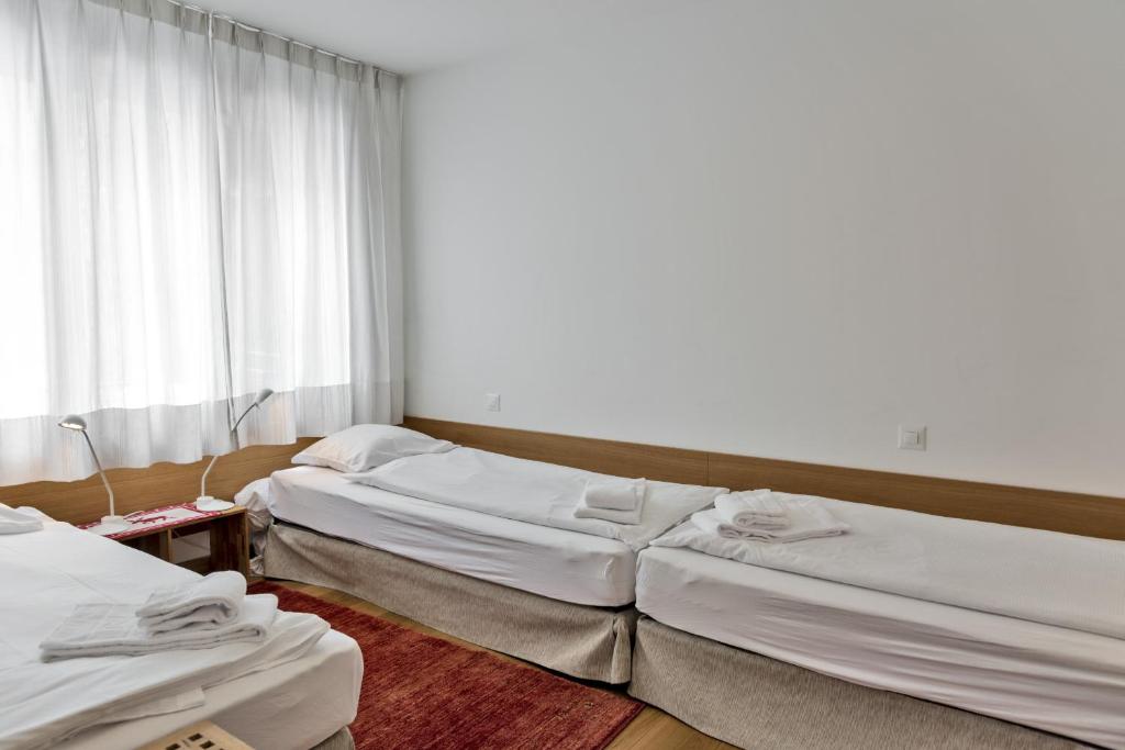 Postel nebo postele na pokoji v ubytování Chesa Chalavus - St. Moritz