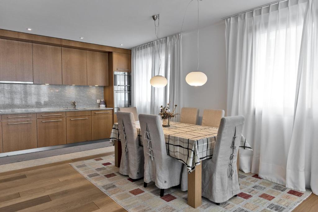 Kuchyň nebo kuchyňský kout v ubytování Chesa Chalavus - St. Moritz