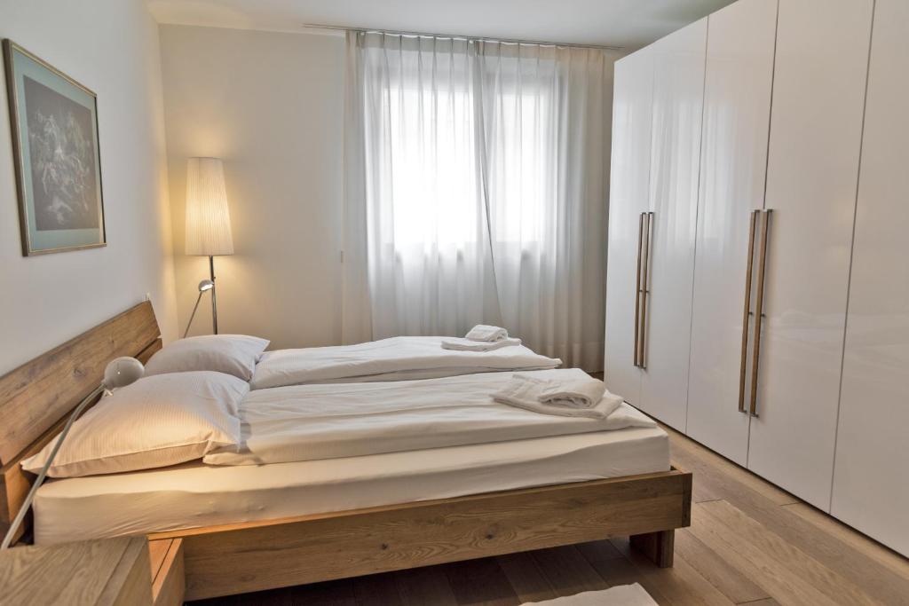 Postel nebo postele na pokoji v ubytování Chesa Chalavus - St. Moritz