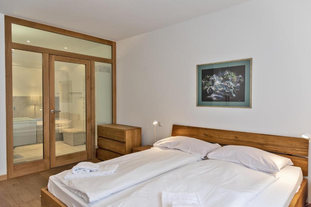 Postel nebo postele na pokoji v ubytování Chesa Chalavus - St. Moritz