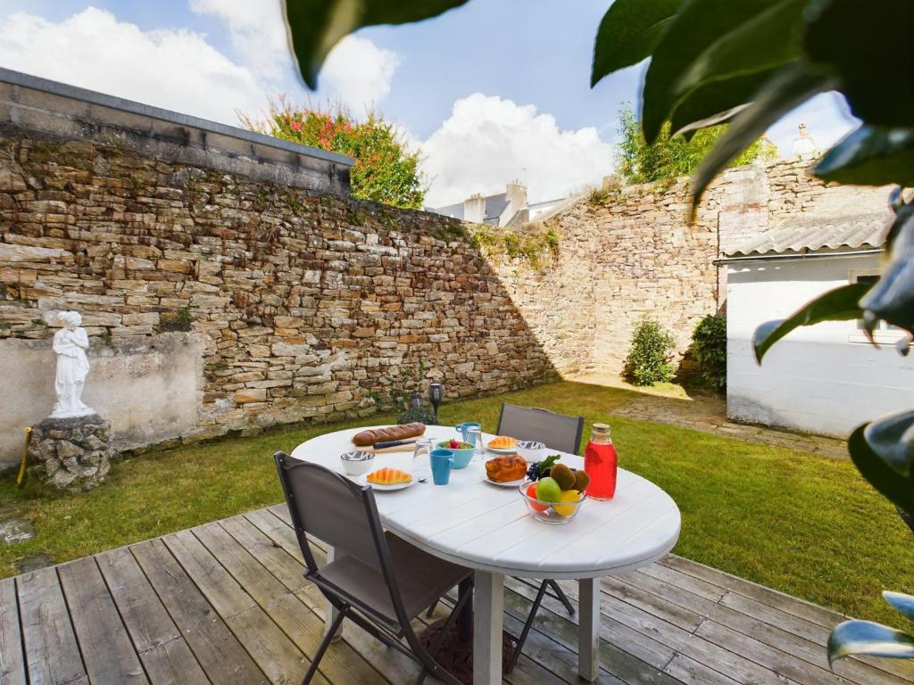 - une table blanche avec de la nourriture dans un jardin dans l'établissement -GARDEN - Une Oasis au coeur de Concarneau, à Concarneau