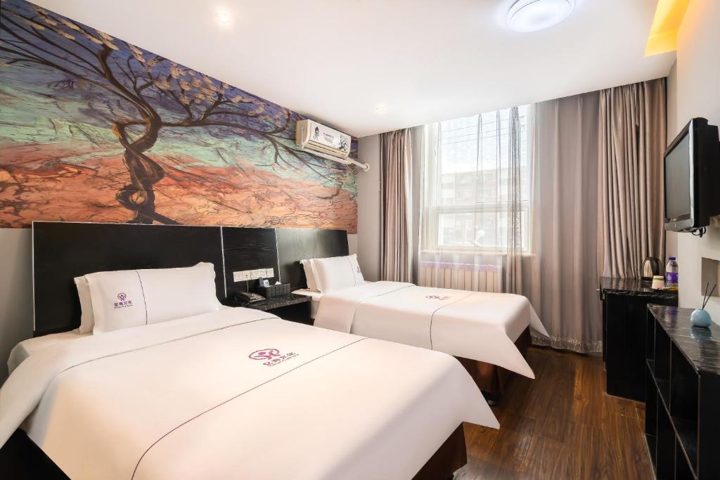 Voodi või voodid majutusasutuse Yihai Cultural Hotel Coffee, fruits, snacks, a gym and a laundry room are provided for free in the lobby toas