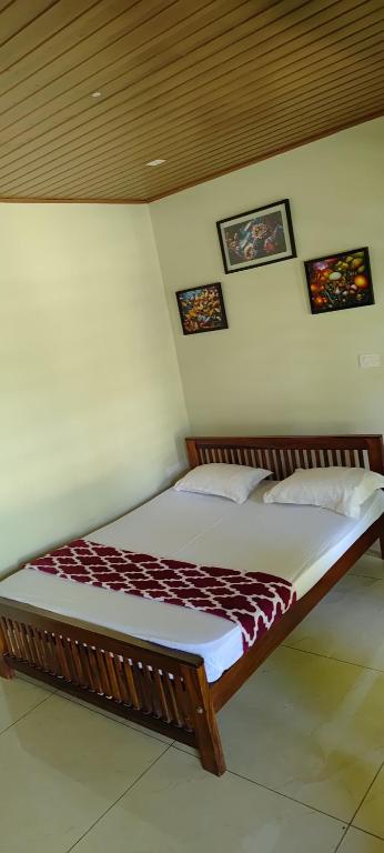 Postel nebo postele na pokoji v ubytování Ayurnest Pool Resort Wayanad