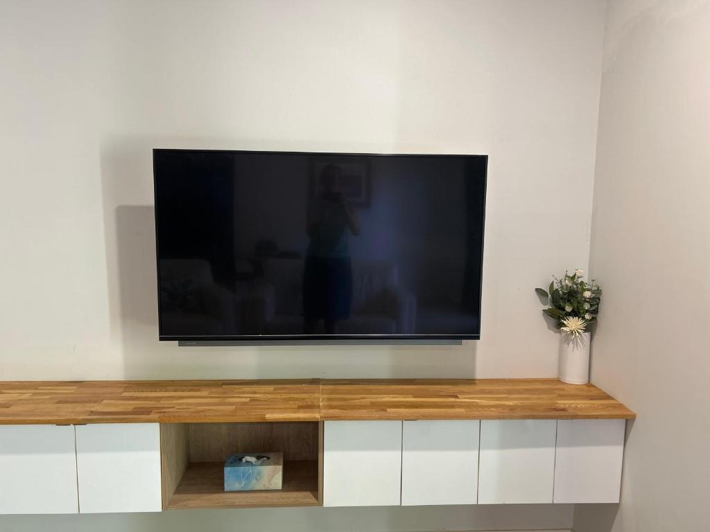 TV a/nebo společenská místnost v ubytování Guesthouse on Gordon - Central Parap