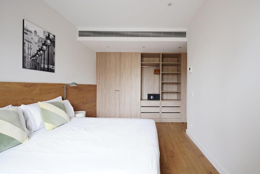 A bed or beds in a room at Ola Living Boqueria