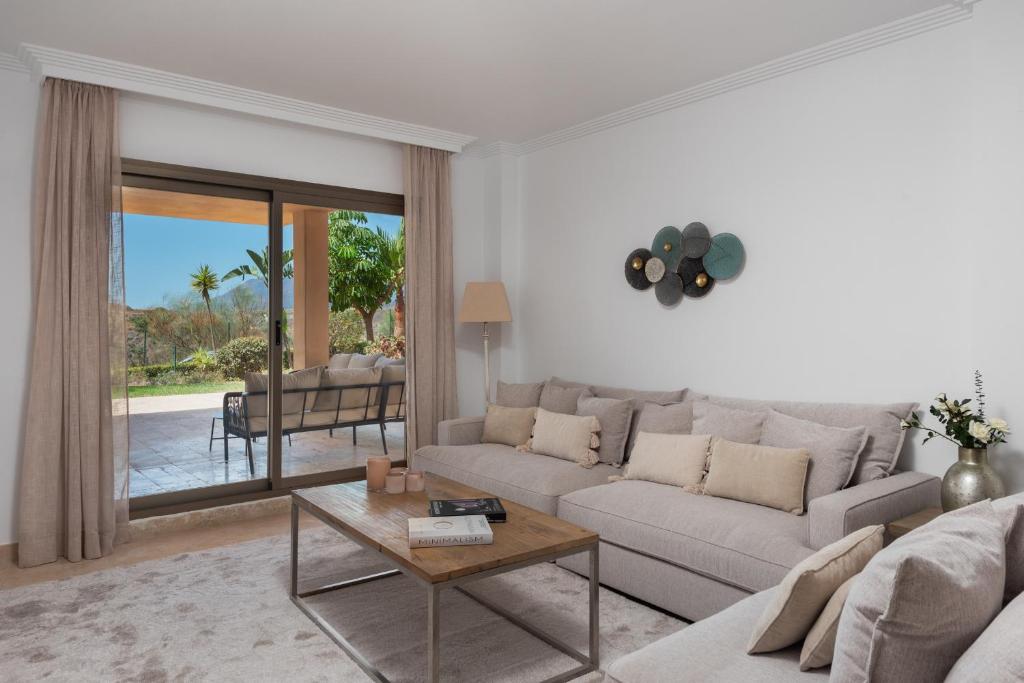 Serene 3-Bedroom with Sea and Sunset Views
