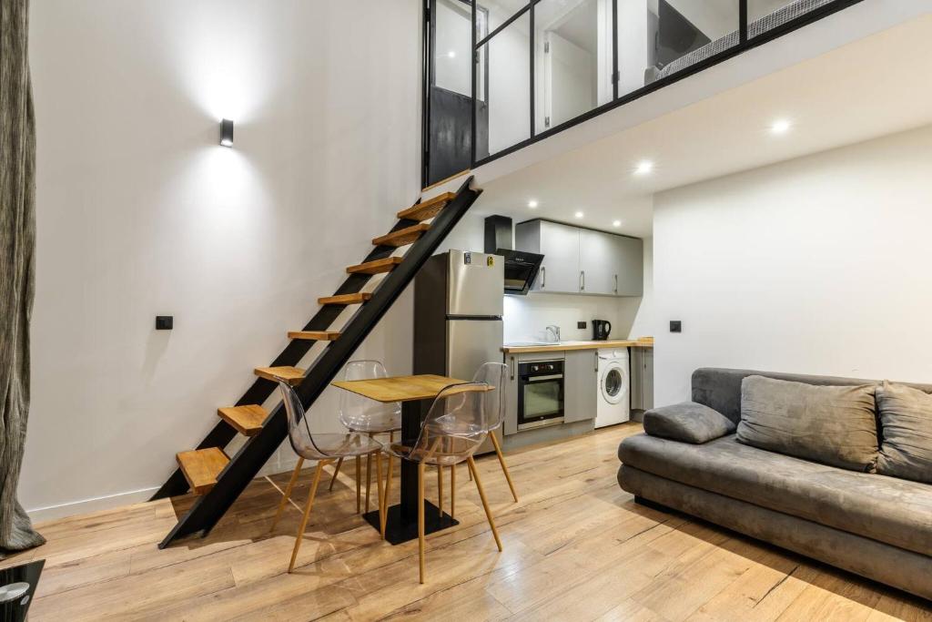 un salon avec un escalier et un canapé dans l'établissement Cocon au cœur du Vieux Nice, à Nice