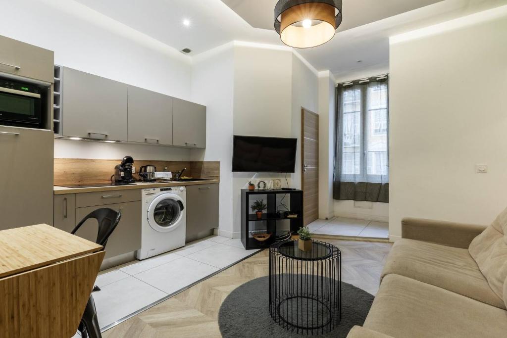 une cuisine et un salon avec laveuse et sécheuse dans l'établissement Joli 2 pièces au port de Nice, à Nice