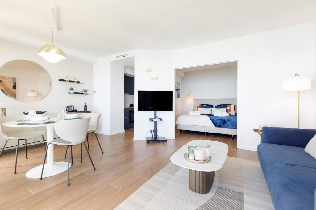 TV a/nebo společenská místnost v ubytování Juan les pins Suite luxueuse front de mer