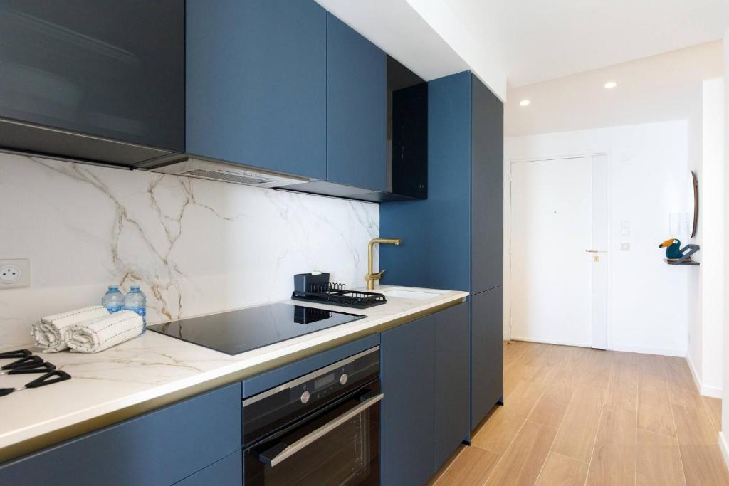 Kuchyň nebo kuchyňský kout v ubytování Juan les pins Suite luxueuse front de mer