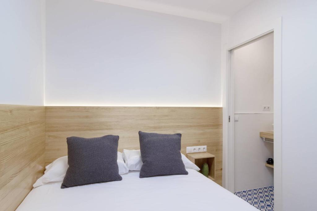 A bed or beds in a room at Ola Living Camp Nou