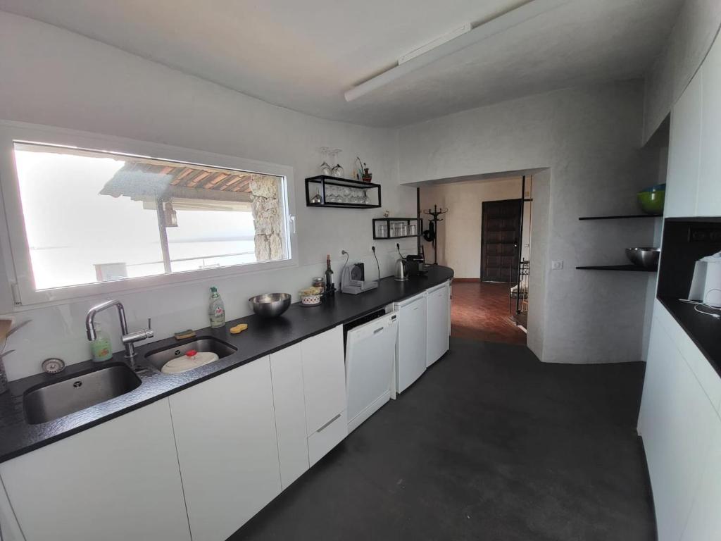 Kuchyňa alebo kuchynka v ubytovaní Villa Alco en Roses con vistas preciosas del mar AV-68