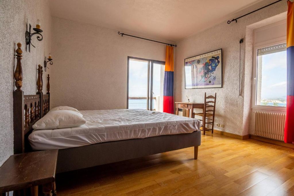 Posteľ alebo postele v izbe v ubytovaní Villa Alco en Roses con vistas preciosas del mar AV-68