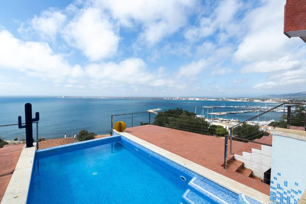 Bazén v ubytovaní Villa Alco en Roses con vistas preciosas del mar AV-68 alebo v jeho blízkosti