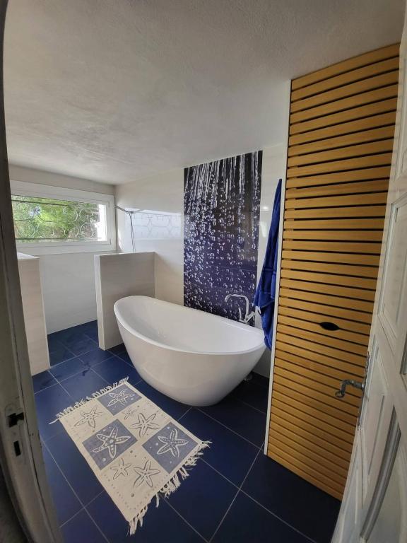 Kúpeľňa v ubytovaní Villa Alco en Roses con vistas preciosas del mar AV-68