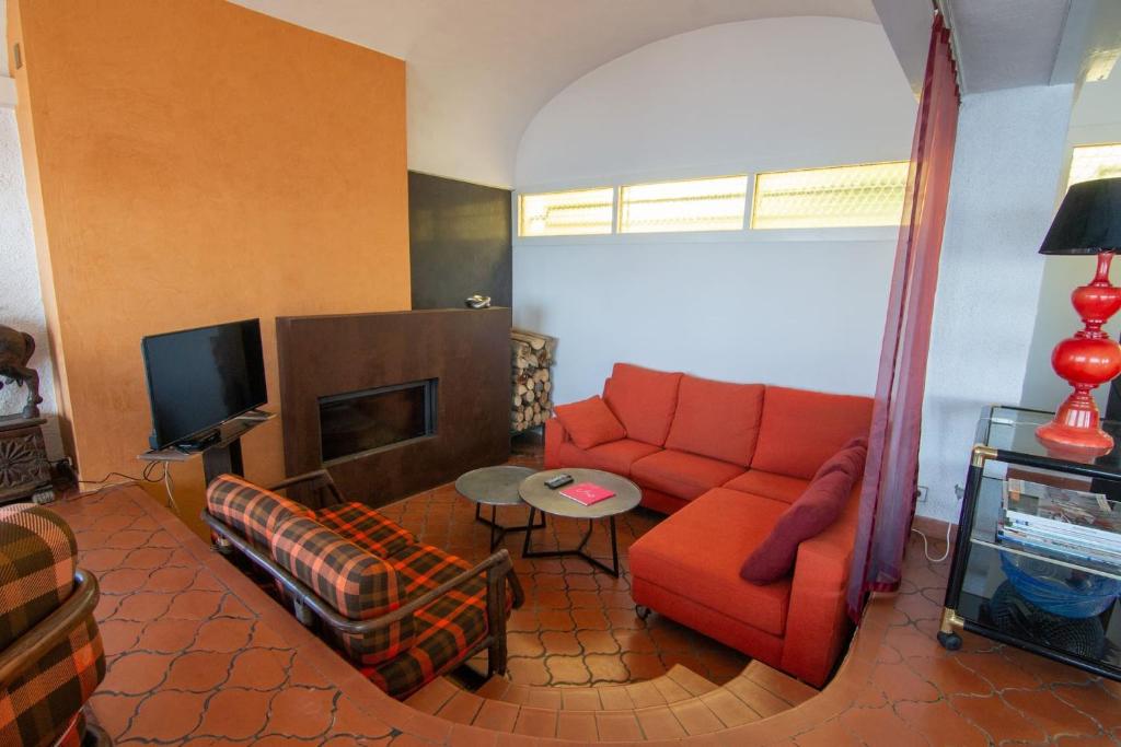 Televízia a/alebo spoločenská miestnosť v ubytovaní Villa Alco en Roses con vistas preciosas del mar AV-68