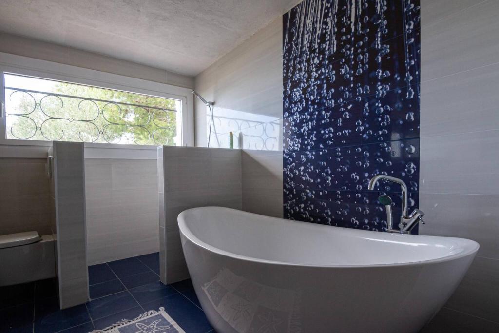 Kúpeľňa v ubytovaní Villa Alco en Roses con vistas preciosas del mar AV-68