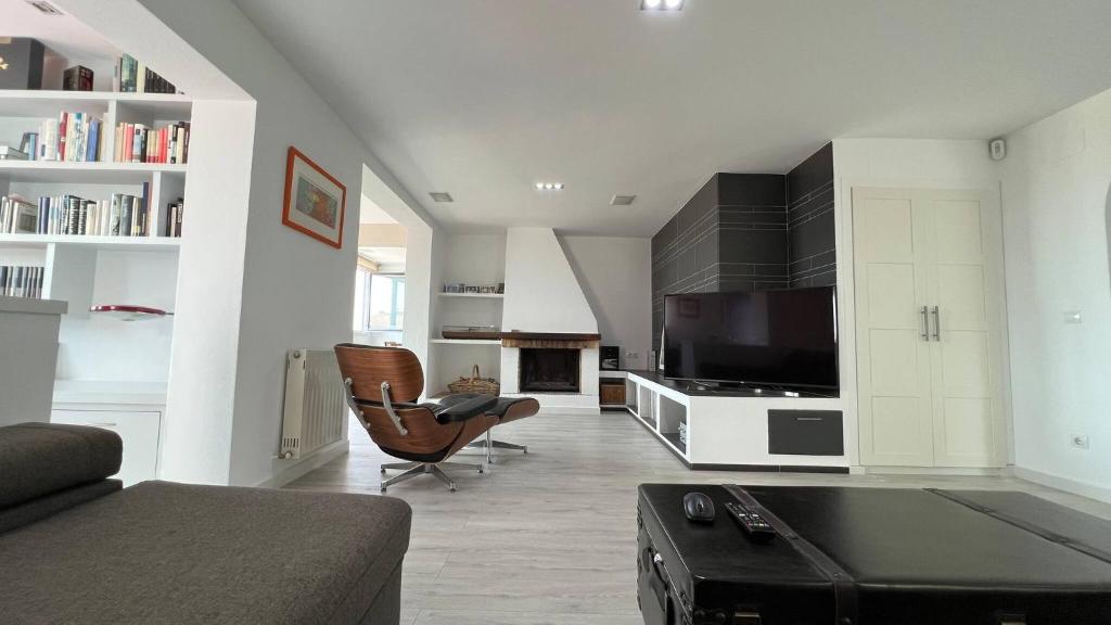 Televízia a/alebo spoločenská miestnosť v ubytovaní Preciosa Casa en Roses con Vistas al Pueblo y al mar AV-33