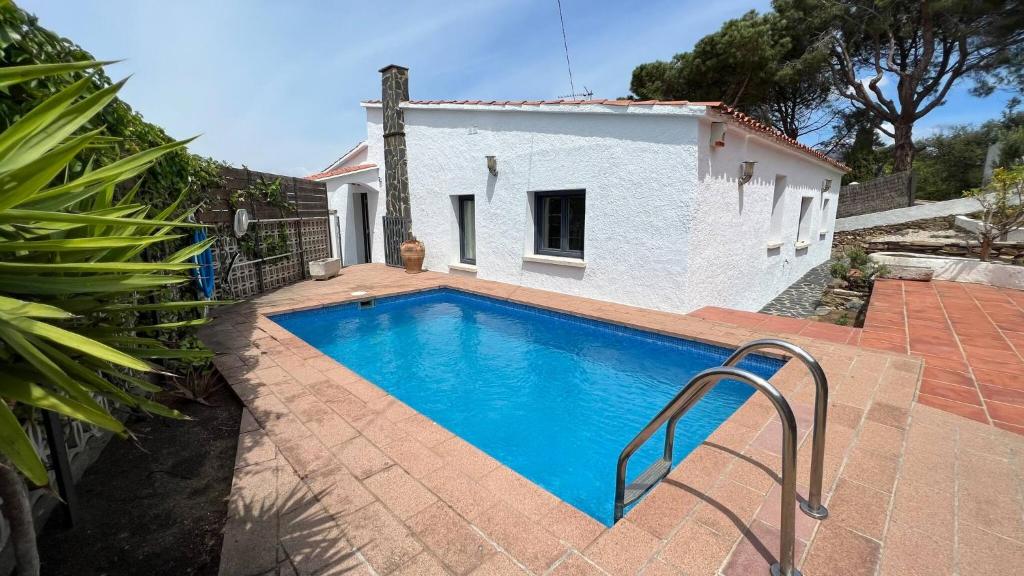 Bazén v ubytovaní Preciosa Casa en Roses con Vistas al Pueblo y al mar AV-33 alebo v jeho blízkosti