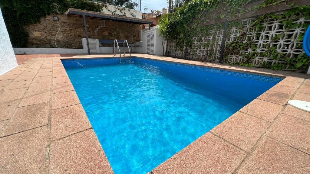 Bazén v ubytovaní Preciosa Casa en Roses con Vistas al Pueblo y al mar AV-33 alebo v jeho blízkosti