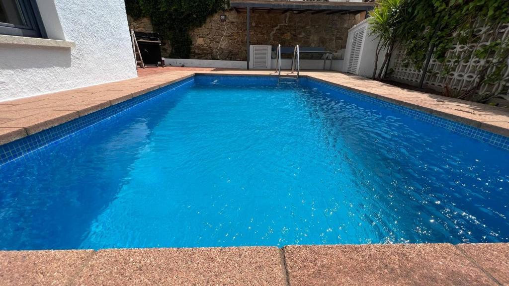 Bazén v ubytovaní Preciosa Casa en Roses con Vistas al Pueblo y al mar AV-33 alebo v jeho blízkosti