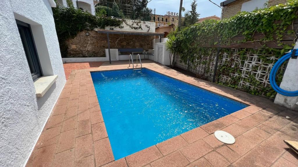 Bazén v ubytovaní Preciosa Casa en Roses con Vistas al Pueblo y al mar AV-33 alebo v jeho blízkosti